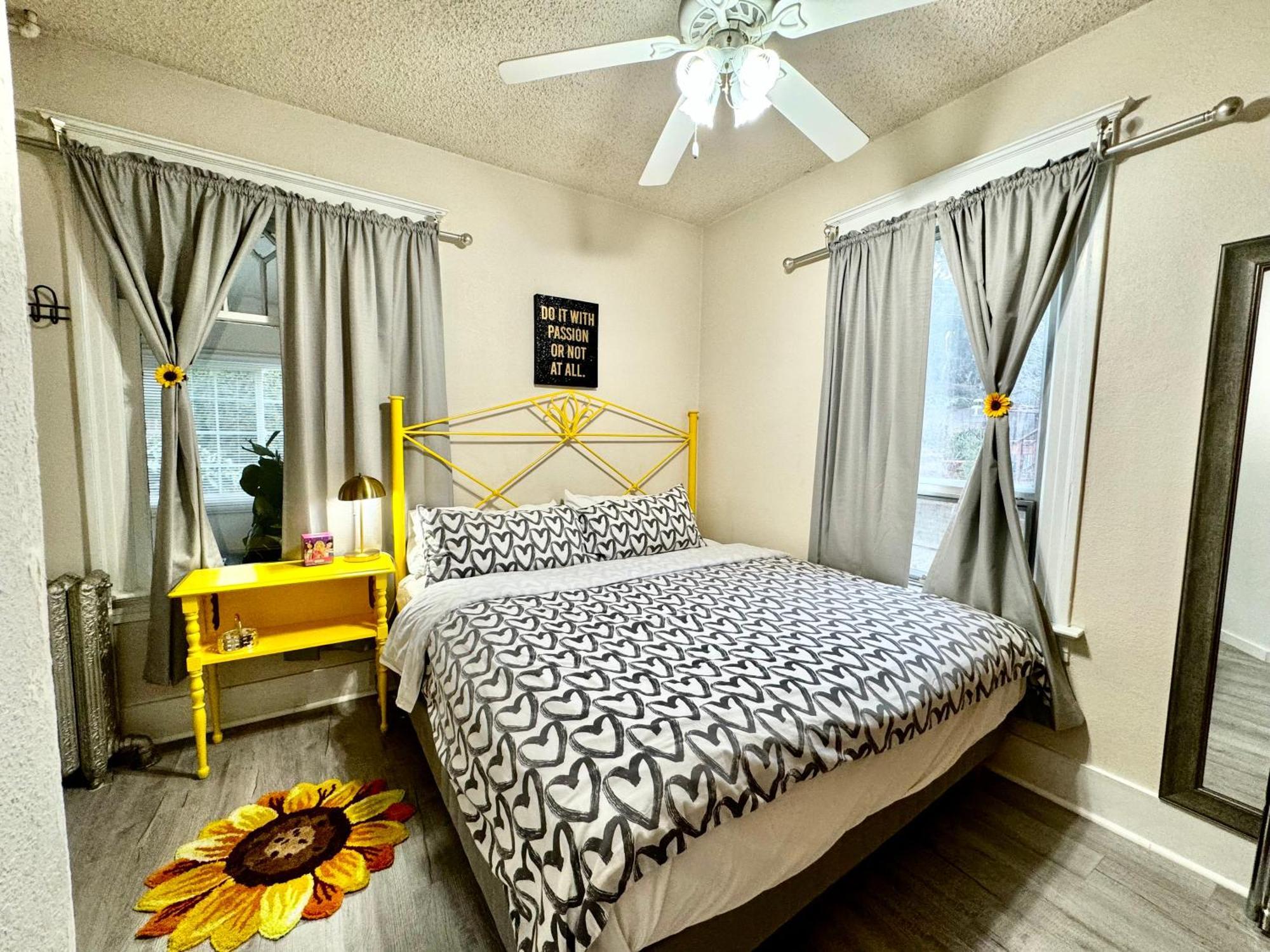 Seattle Home With 2 Bedrooms A King Bed Queen Bed And An Extra Sofa Bed Located 10 Minutes From Seatac Airport And 20 Minutes From Downtown Exterior photo
