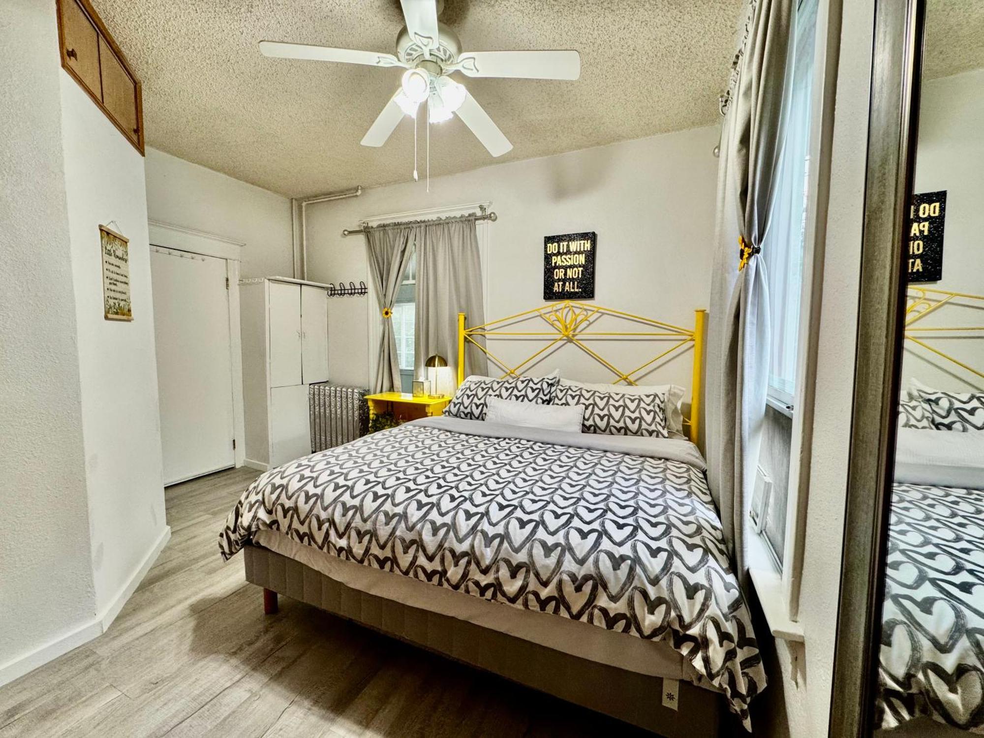 Seattle Home With 2 Bedrooms A King Bed Queen Bed And An Extra Sofa Bed Located 10 Minutes From Seatac Airport And 20 Minutes From Downtown Exterior photo