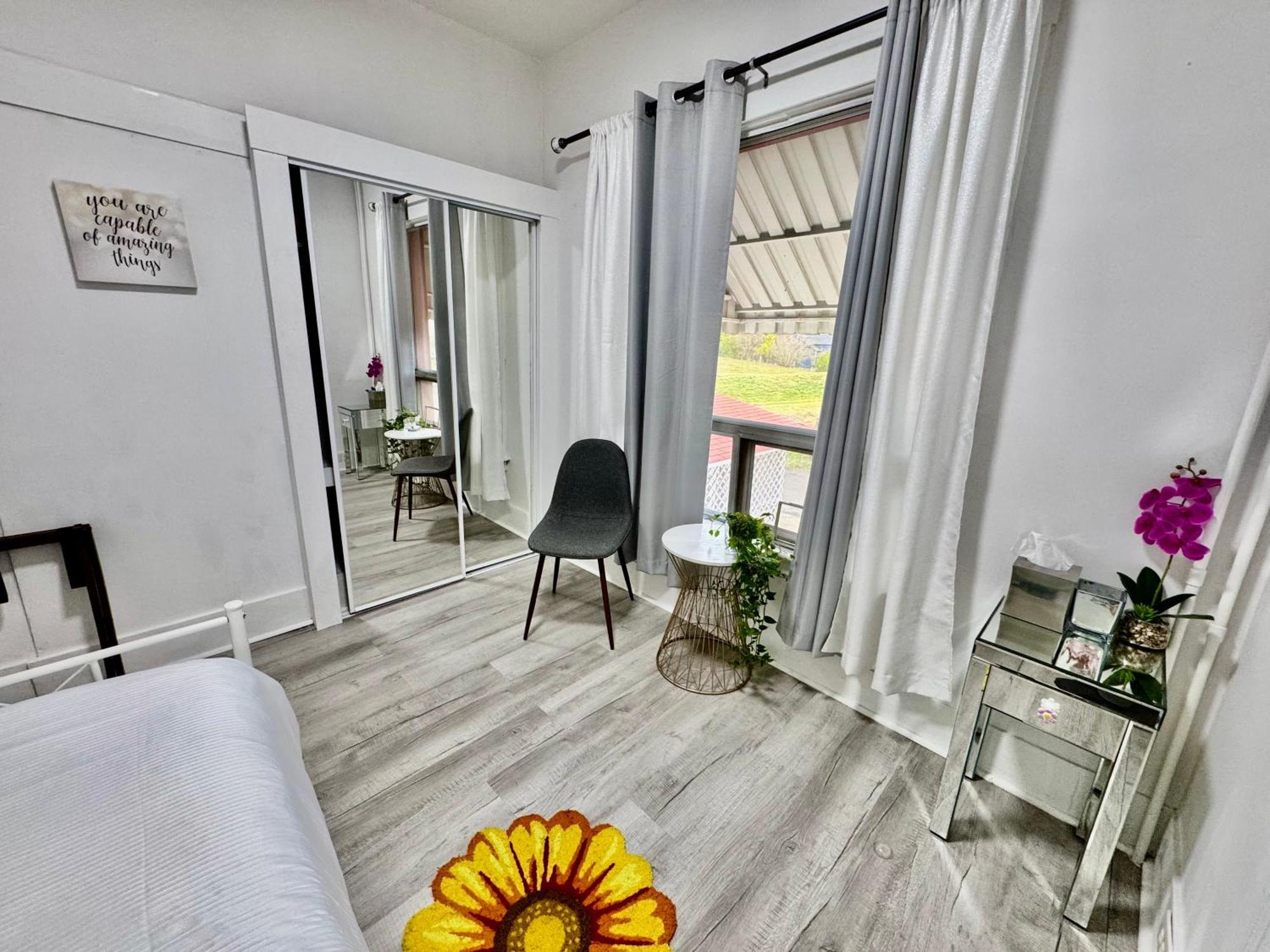 Seattle Home With 2 Bedrooms A King Bed Queen Bed And An Extra Sofa Bed Located 10 Minutes From Seatac Airport And 20 Minutes From Downtown Exterior photo